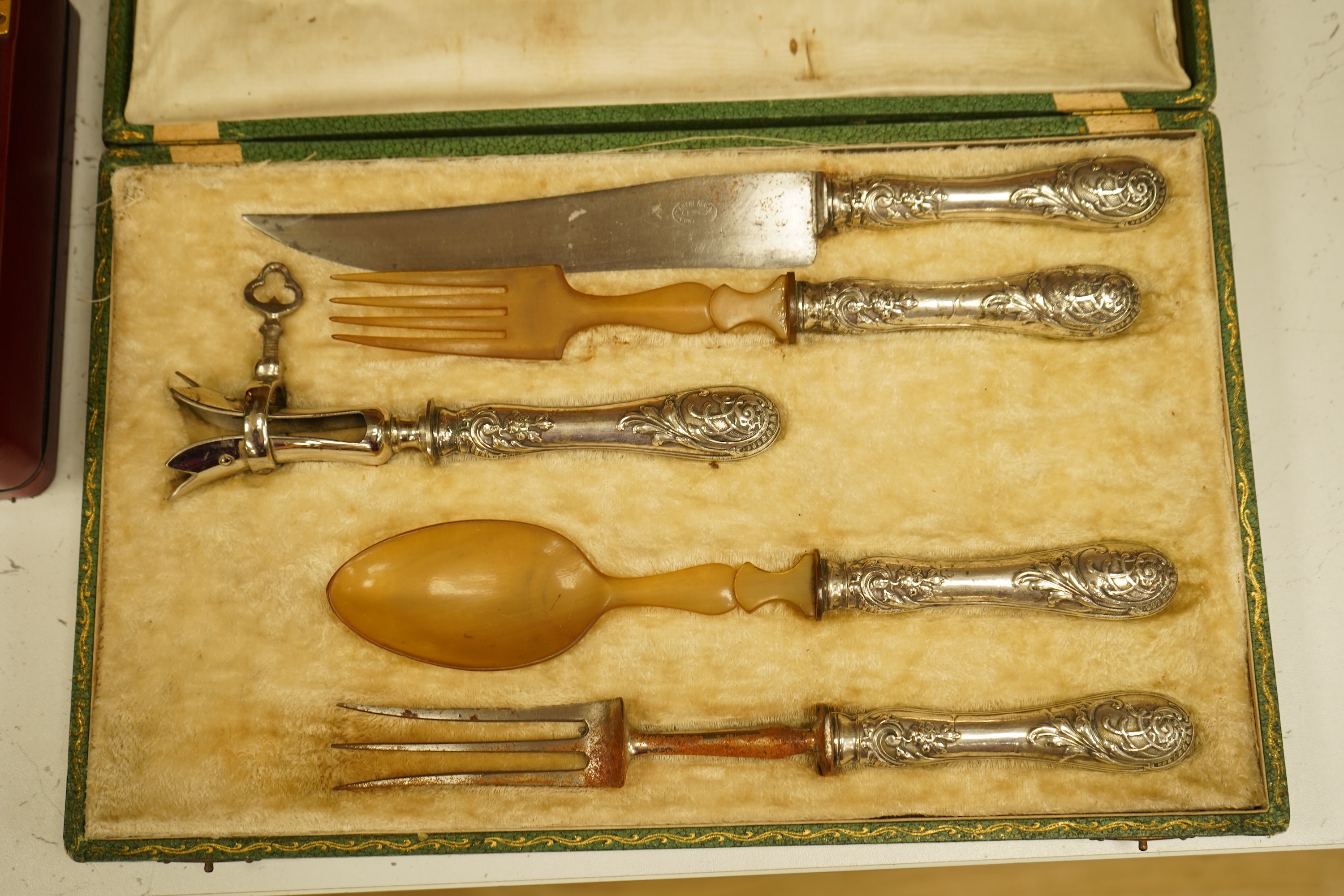 A silver plated cased serving set together with a leather humidor with key, 28cm wide